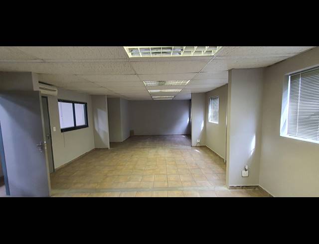 700M² WAREHOUSE FOR SALE IN KILLARNEY INDUSTRIA